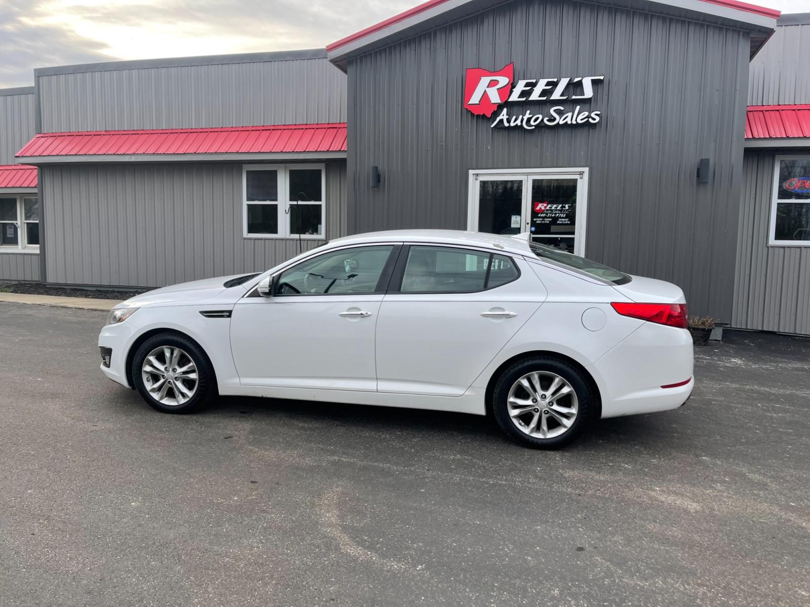2013 White /Beige Kia Optima EX (5XXGN4A71DG) with an 2.4L I4 DOHC 16V engine, 6-Speed Automatic transmission, located at 11115 Chardon Rd. , Chardon, OH, 44024, (440) 214-9705, 41.580246, -81.241943 - This 2013 Kia Optima EX with push-button start offers a blend of performance and luxury features that cater to driver comfort and convenience. Achieving an impressive fuel economy of 28 MPG combined and 35 MPG on the highway, it's an efficient choice for both city drives and long journeys. The model - Photo #11